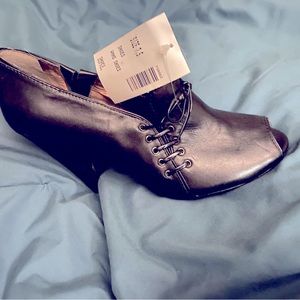 DKNY Women's Vera Shoes Style / Nubuck / Black color

Size 7.5